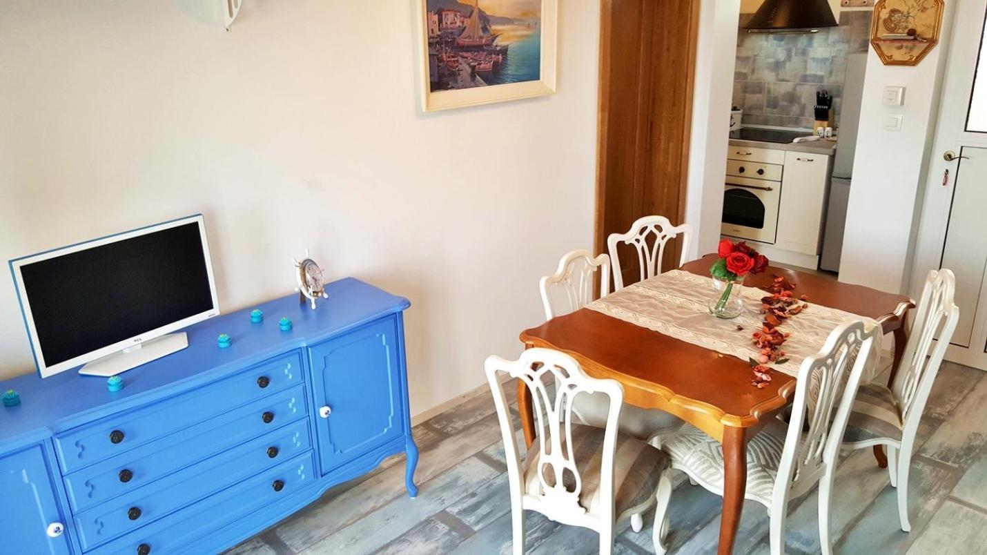 Apartments By The Sea Krilo Jesenice, Omis - 15145 Jesenice  Rom bilde